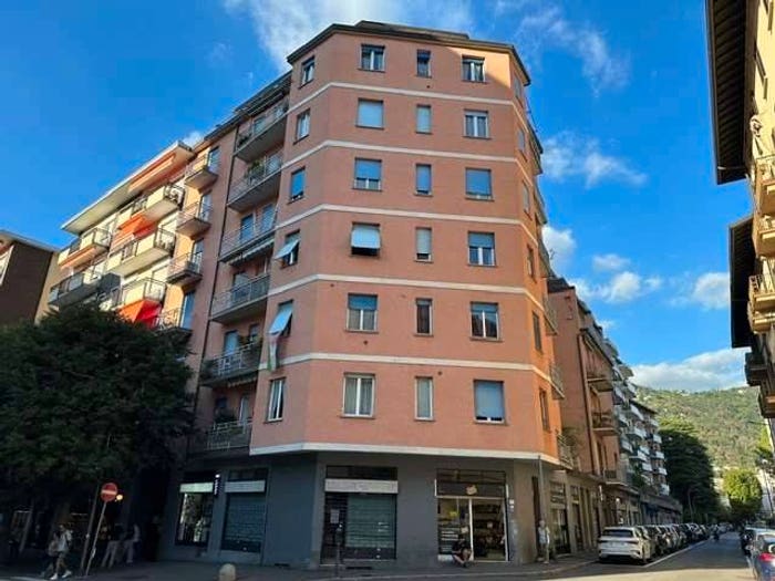 Appartamento trilocale in vendita in via Leoni, Borghi, Como