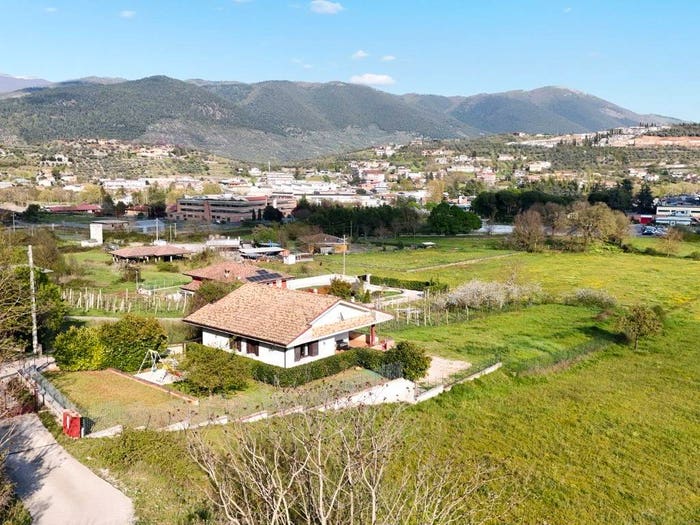 Casa con 6 locali in vendita in Via Delle Ginestre, Centro, Alatri