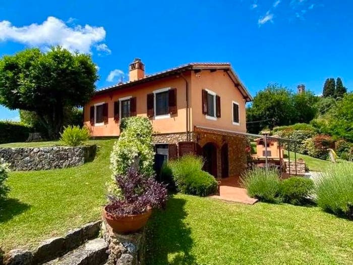 Casa con 6 locali in vendita in Camaiore Paese, Camaiore