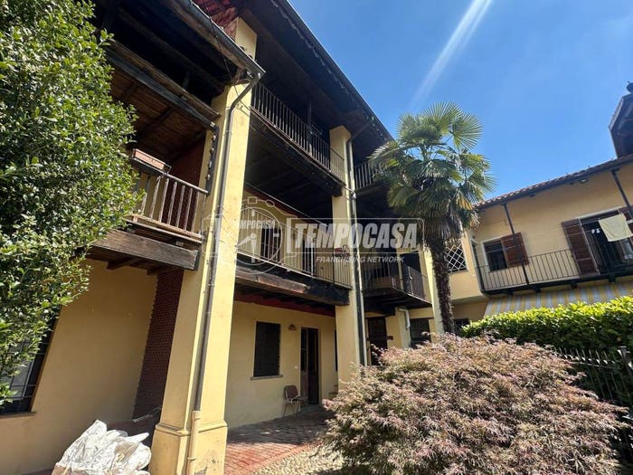 Casa con 6 locali in vendita in Via Vittorio Veneto, Camburzano