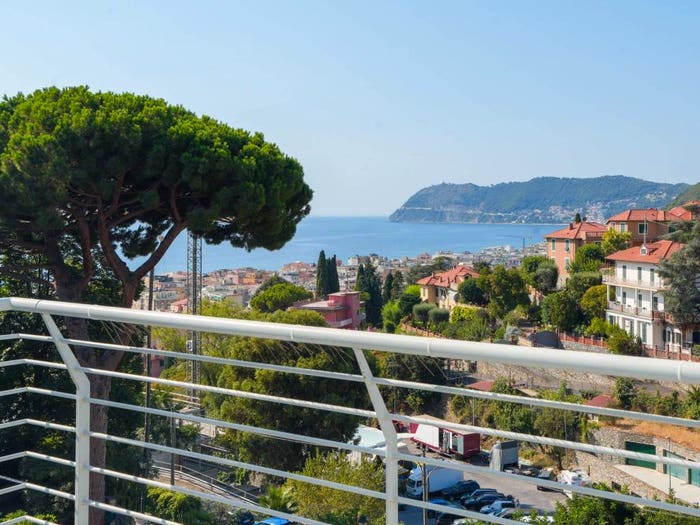 Appartamento trilocale in vendita in Via Rangè, Collina Centrale Parco Fuor del Vento, Alassio