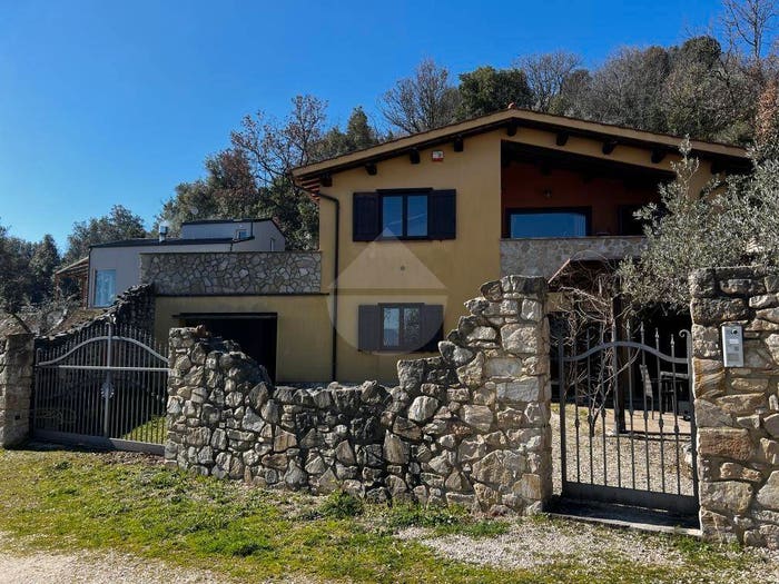Casa con 6 locali in vendita in Via Cinque Cerri, Centro, Bettona