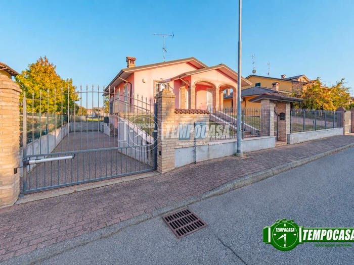 Casa quadrilocale in vendita in Zona Pittori San Vittore Pombio, Voghera