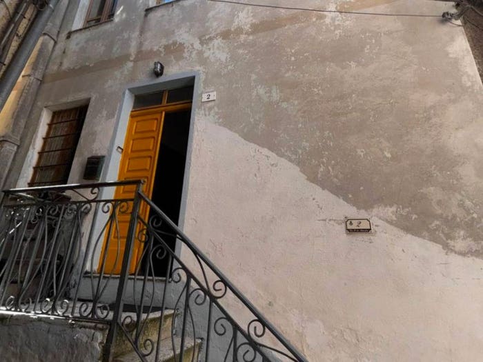 Casa con 6 locali in vendita in Via Settembre, Tonara