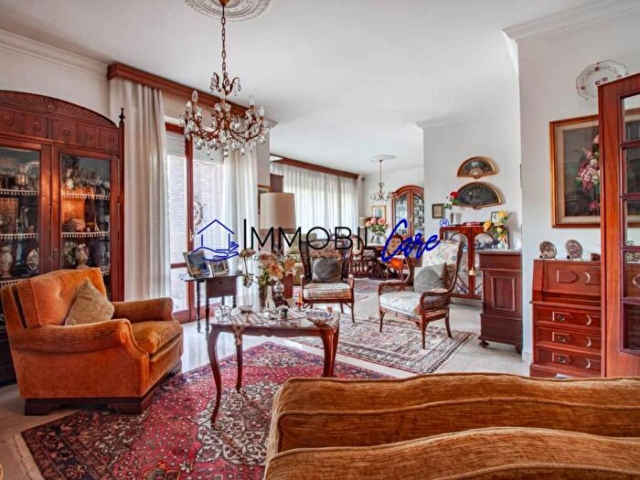 Appartamento con 5 locali in vendita in Viale Goffredo Mameli, Calzabigi, Livorno