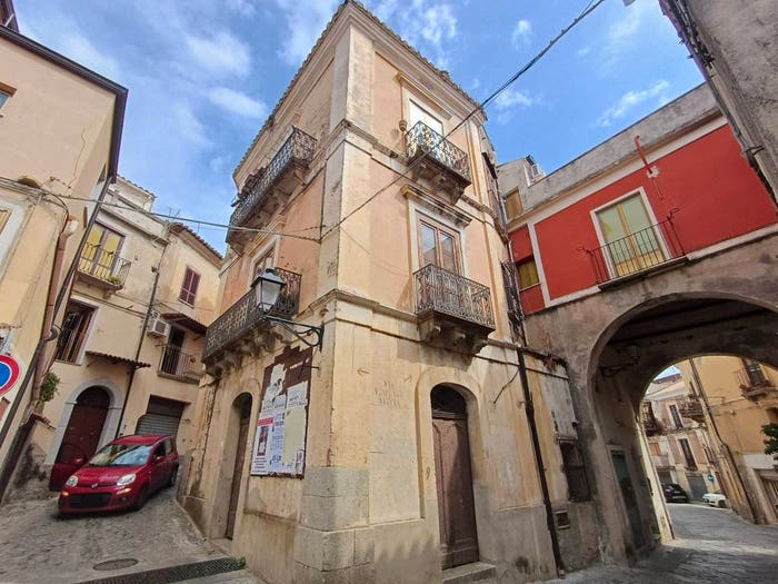 Casa con 6 locali in vendita in Via Regina Margherita, Caulonia