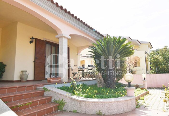 Casa con 8 locali in vendita in Via del Pesco, Olbia