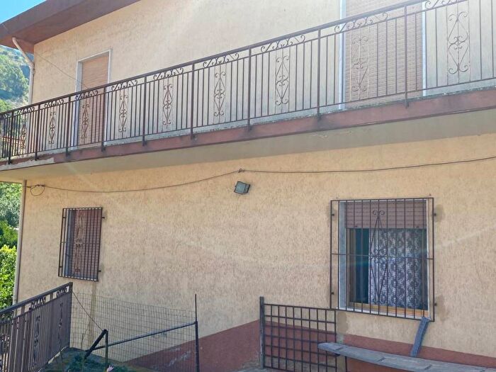 Casa con 6 locali in vendita in Contrada Vallebruca, Sant'Agata di Militello