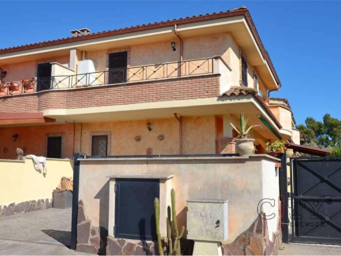 Casa quadrilocale in vendita in Via Mar di Bering, Torvaianica Alta, Pomezia