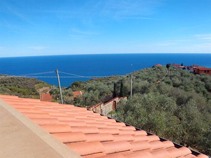 Casa con 6 locali in vendita in Strada Civezza, Poggi, Imperia
