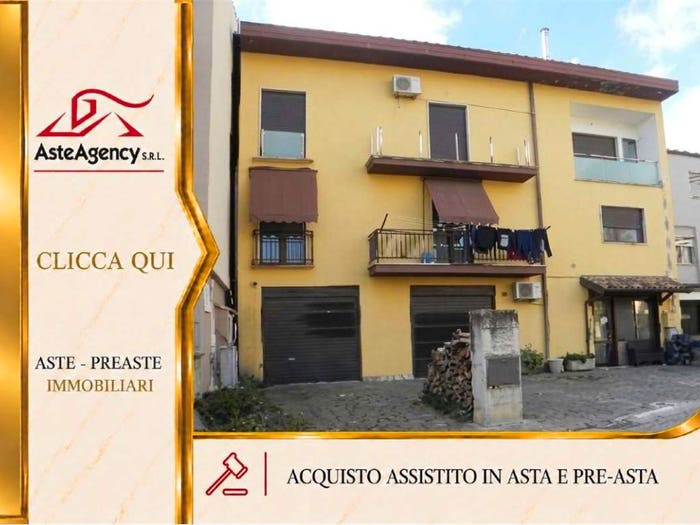 Casa con 6 locali in vendita in Via Delle Querce, Centro, Atella