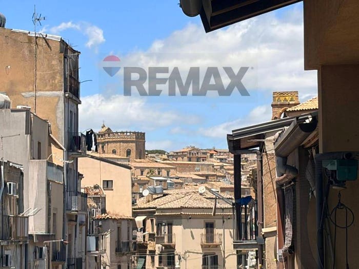 Appartamento con 5 locali in vendita in Via Pentolai, Centro, Caltagirone