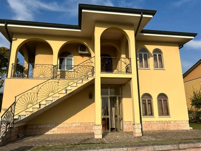 Casa con 6 locali in vendita in Strada Francesca Est, Rodigo