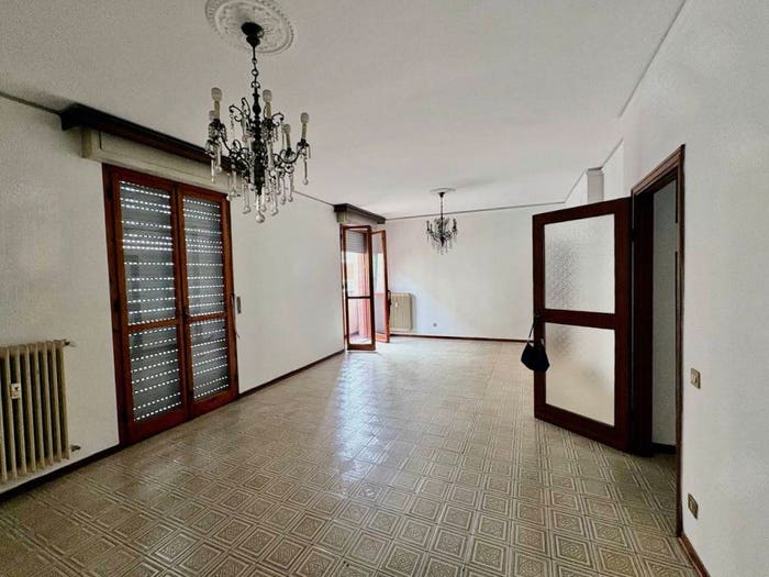 Appartamento con 6 locali in vendita in Via Enrico Fermi, Santa Maria, Pisa