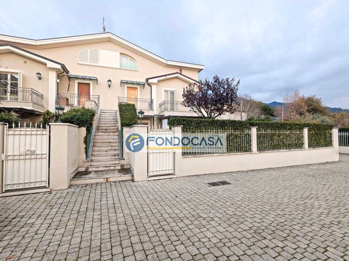 Appartamento quadrilocale in vendita in Viale Roma, Centro, Massa