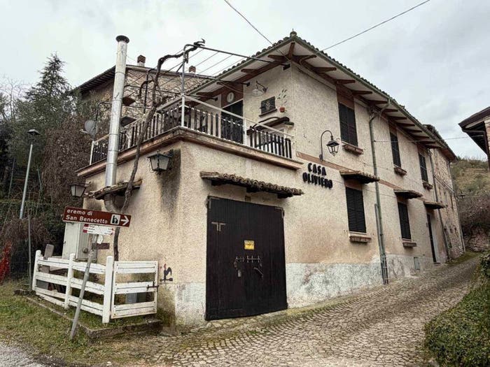 Casa con 6 locali in vendita in Colle Valcimarra, Caldarola