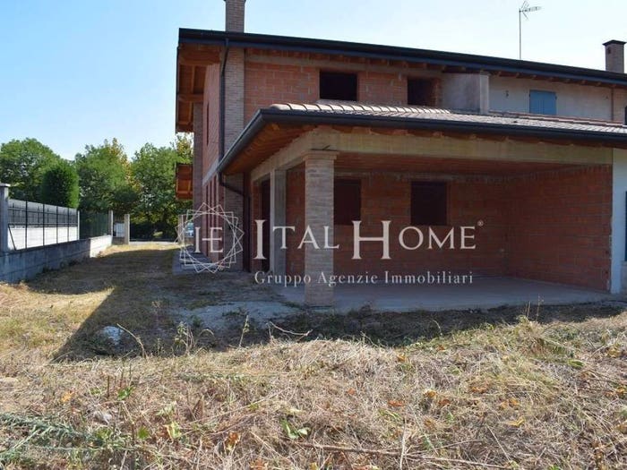 Casa quadrilocale in vendita in Via Giovanni Podetti, Caravaggio