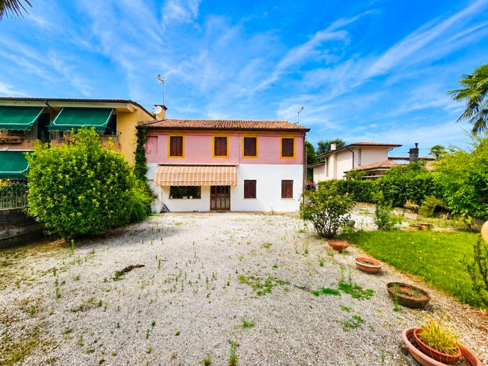 Casa quadrilocale in vendita in Via Vittorio Veneto, Centro, Tombolo