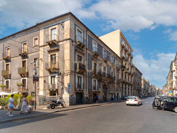 Appartamento con 6 locali in vendita in Via Antonino di Sangiuliano, Centro Storico, Catania