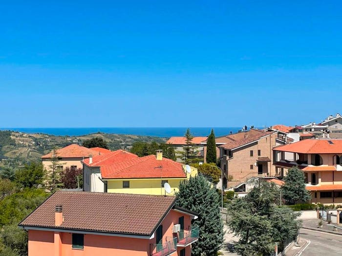 Appartamento con 5 locali in vendita in Acquaviva Picena