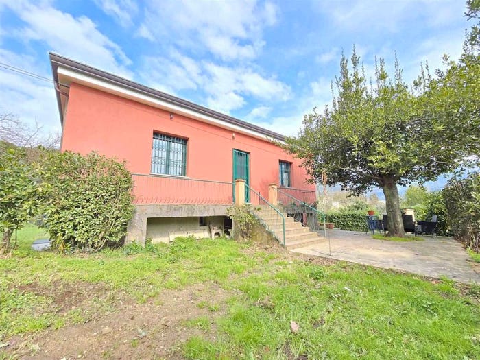 Casa con 6 locali in vendita in Camaiore Paese, Camaiore