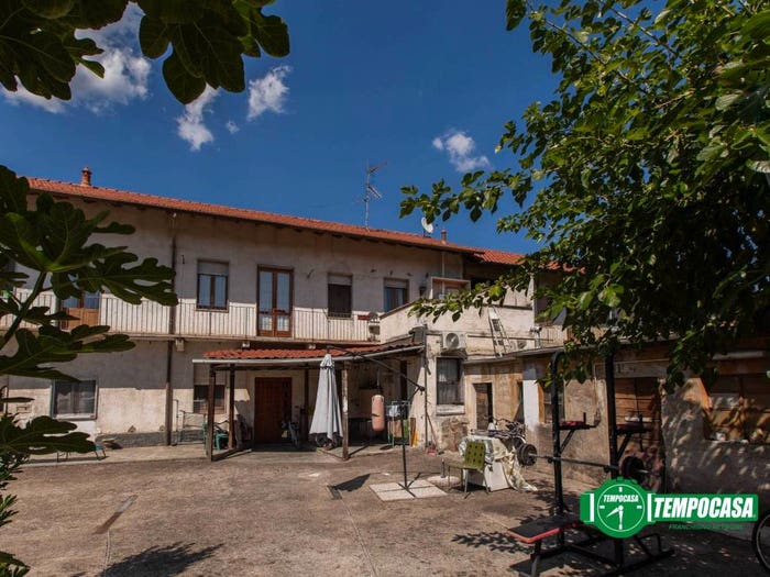 Casa con 6 locali in vendita in Via Bezzecca, Centro, Magnago