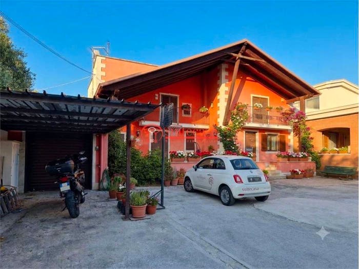 Casa con 6 locali in vendita in Via Canosa, San Valentino, Andria