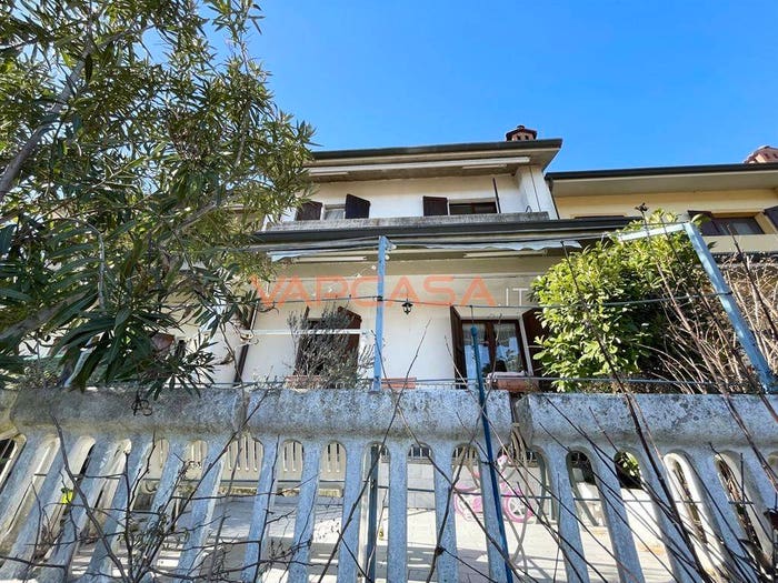 Casa quadrilocale in vendita in Via Bizzarri, Centro, Capriate San Gervasio