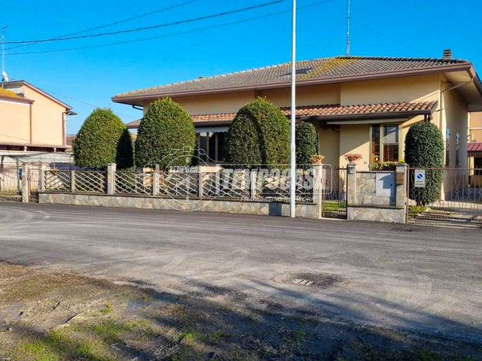 Casa con 6 locali in vendita in Via Goffredo Mameli, San Giovanni, Ostellato
