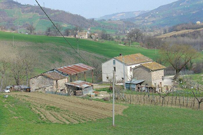 Casa con 6 locali in vendita in Amandola