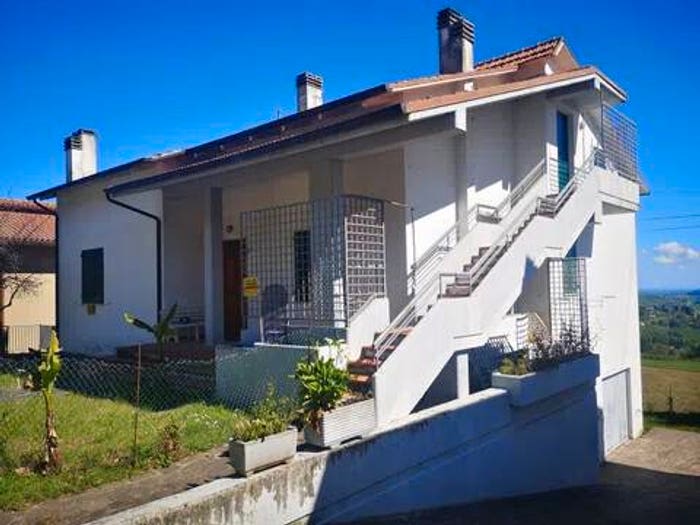 Casa con 6 locali in vendita in Via Delle Serre No Number, Centro, Fratte Rosa