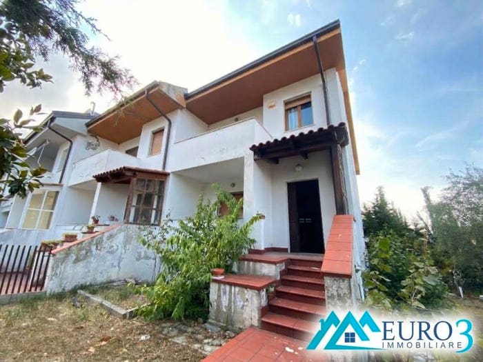 Casa con 6 locali in vendita in Via Fabriano, Centro, Folignano