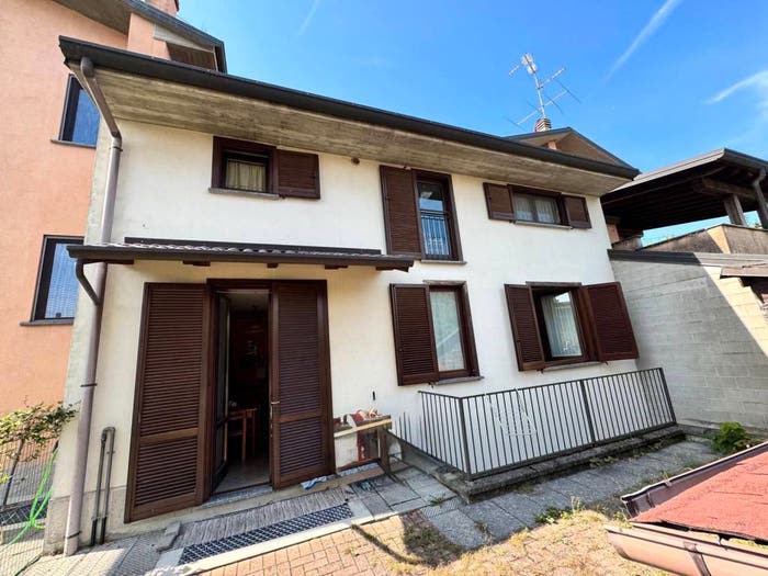 Casa trilocale in vendita in Via Alessandro Manzoni, Centro, Caronno Pertusella