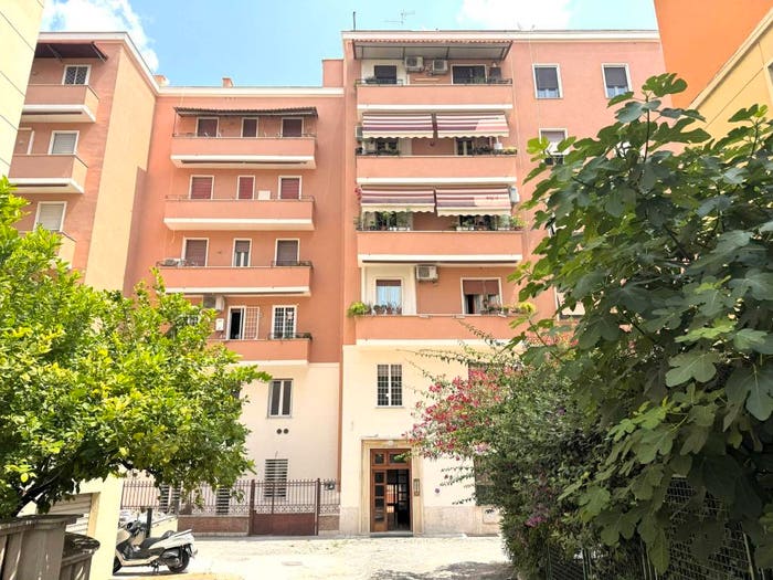 Appartamento trilocale in vendita in Via Matera, Villa Fiorelli, Roma