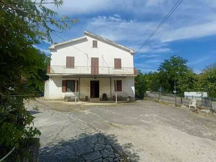 Casa con 6 locali in vendita in Strada Statale Piceno Aprutina No Number, Bucchianico