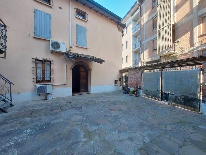 Casa quadrilocale in vendita in Via Cesarea, Centro, Guastalla