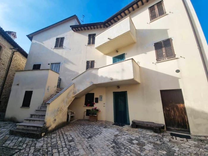 Casa con 6 locali in vendita in VIA CASALE, Sellano