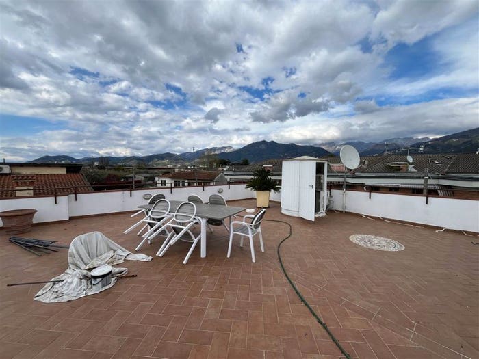 Appartamento quadrilocale in vendita in Via del Balico, Marina di Massa Centro, Massa