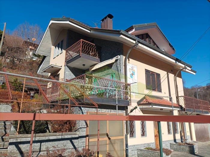 Casa con 6 locali in vendita in Cellio con Breia