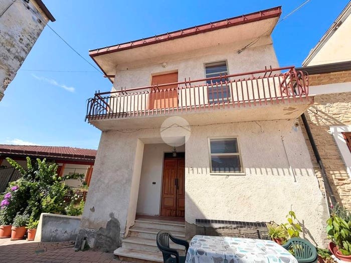 Casa quadrilocale in vendita in LARGO MERLI, Centro, Arielli