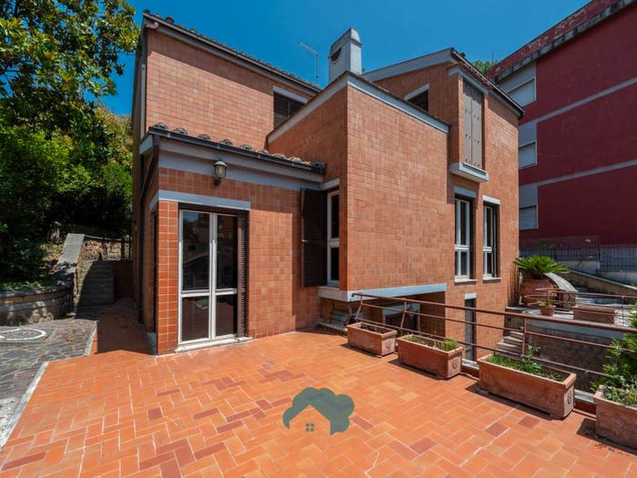 Casa con 6 locali in vendita in Via Tivoli, Poli