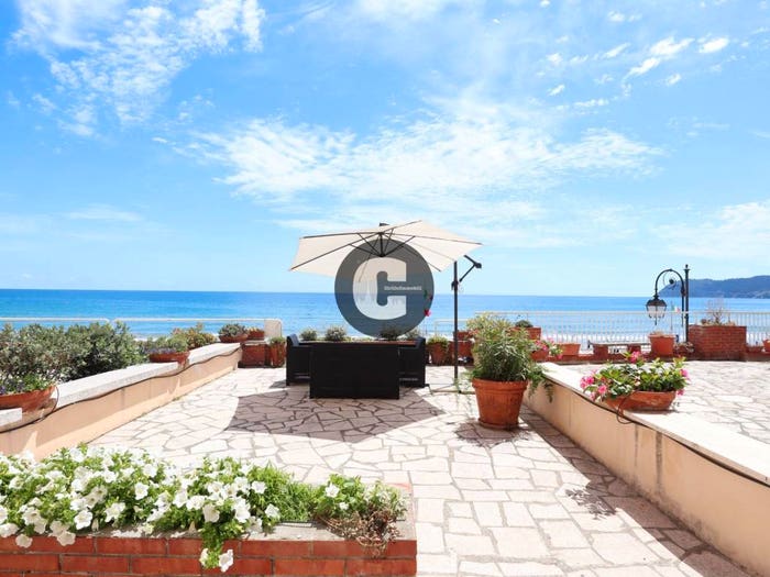 Appartamento con 5 locali in vendita in Passeggiata Luigi Cadorna, Passeggiata Cadorna Porto, Alassio