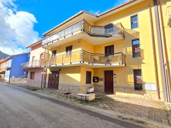 Appartamento trilocale in vendita in via Arduino Candela, Volturara Irpina
