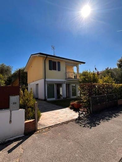 Casa trilocale in vendita in Via Bottrigo, Centro, Bardolino