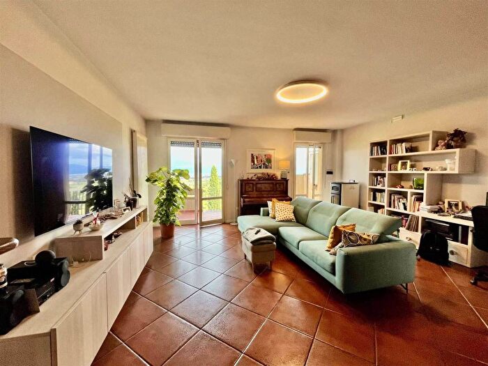 Casa con 6 locali in vendita in Quarrata
