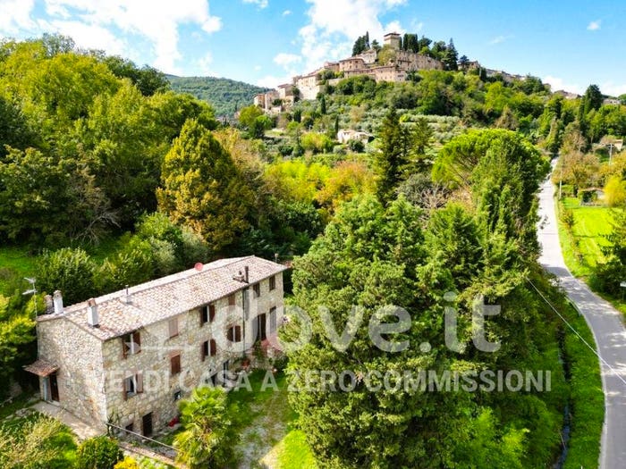 Casa con 6 locali in vendita in Via Finoglio, Centro, Cetona