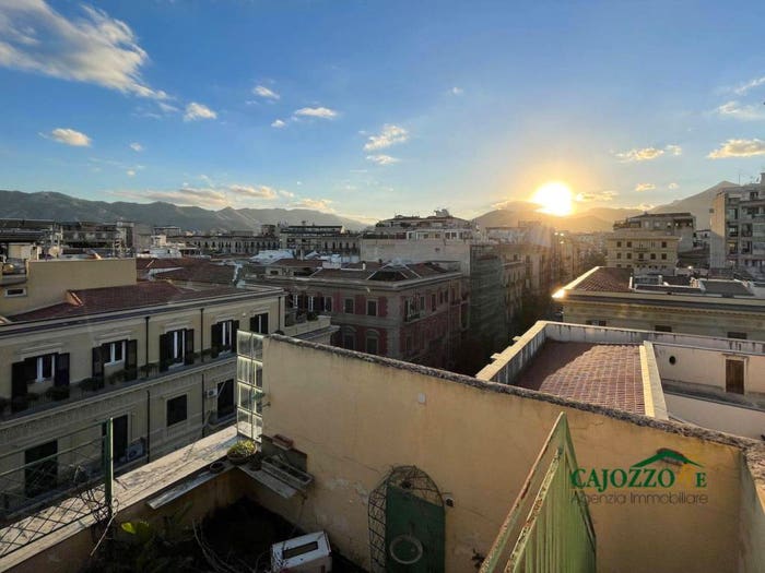 Appartamento con 6 locali in vendita in Via Dante, Politeama Ruggiero Settimo, Palermo