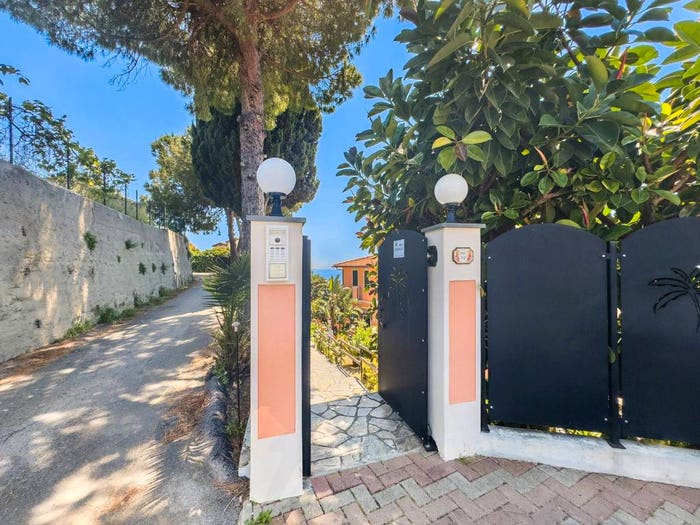 Appartamento con 6 locali in vendita in Via dei Colli, Zona Collinare, Bordighera