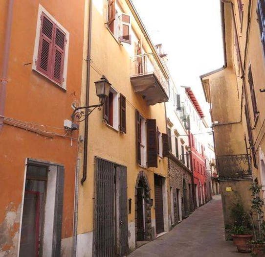 Casa con 6 locali in vendita in Via Montebello, Centro, Licciana Nardi