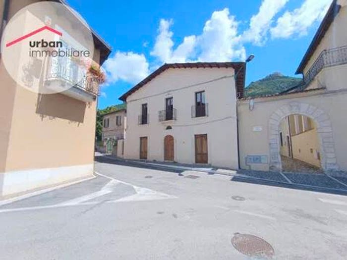Casa con 6 locali in vendita in Via Delle Siepi, Centro, Barete